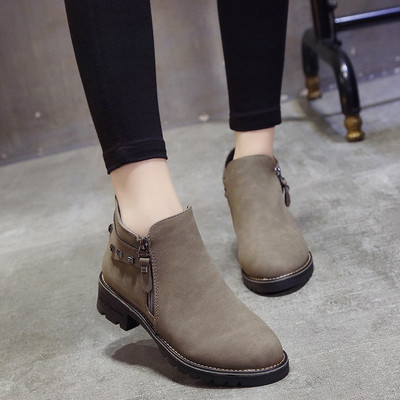 Μοντέρνες γυναικείες μπότες με τρουξ και φερμουάρ σε δύο χρώματα