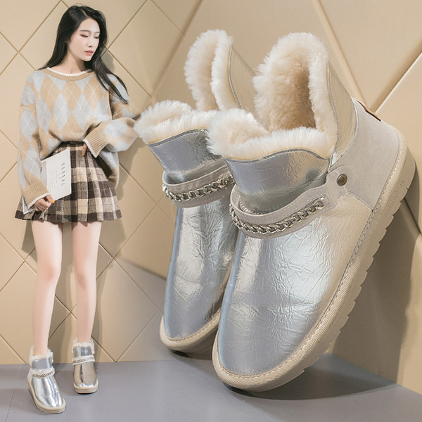 Modern női csizma puha béléssel és fém elemmel, két színben