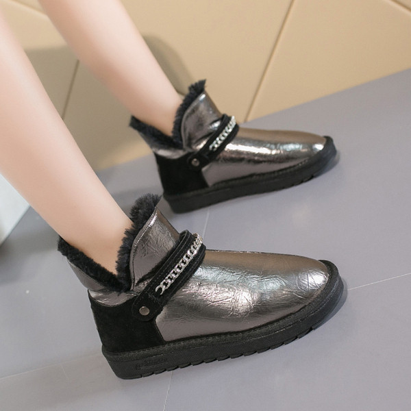 Modern női csizma puha béléssel és fém elemmel, két színben