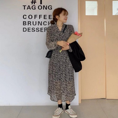 Hosszú szabású ruha nyakkivágással