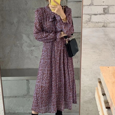 Hosszú szabású ruha nyakkivágással