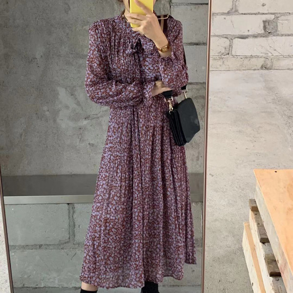 Hosszú szabású ruha nyakkivágással