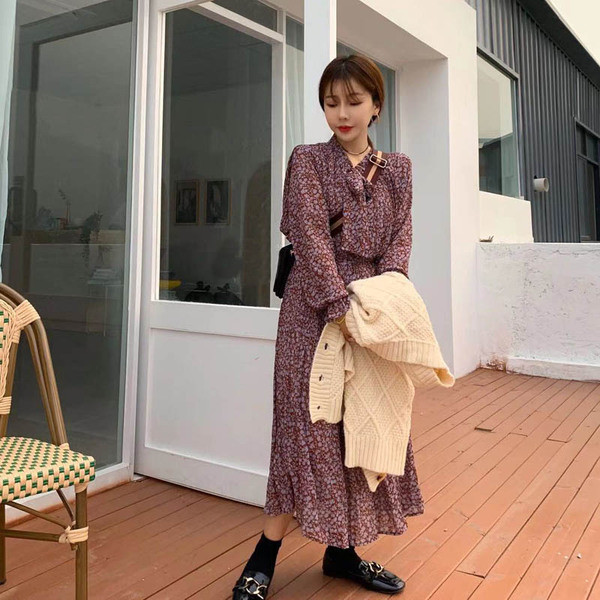 Hosszú szabású ruha nyakkivágással