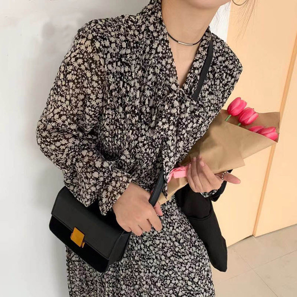 Hosszú szabású ruha nyakkivágással