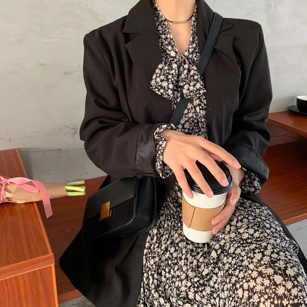 Hosszú szabású ruha nyakkivágással