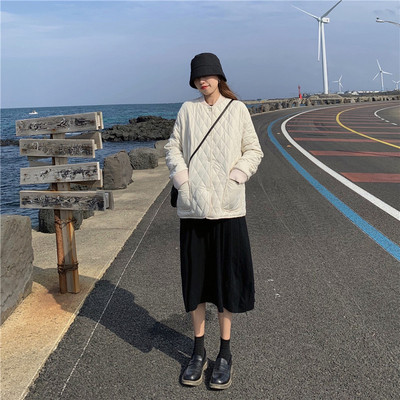 Vékony tavaszi-őszi kabát fehér és fekete színben, gombokkal