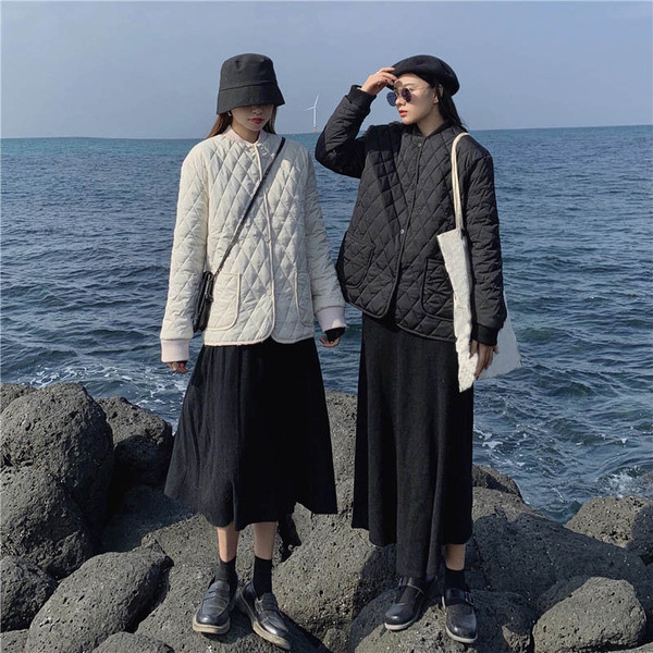 Vékony tavaszi-őszi kabát fehér és fekete színben, gombokkal