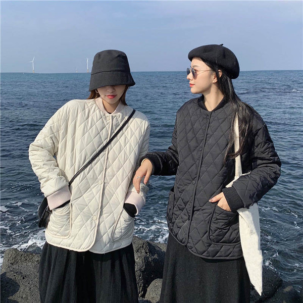 Vékony tavaszi-őszi kabát fehér és fekete színben, gombokkal