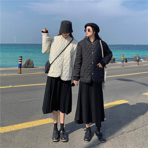 Vékony tavaszi-őszi kabát fehér és fekete színben, gombokkal