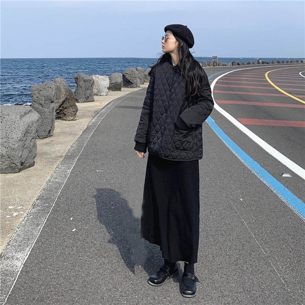 Vékony tavaszi-őszi kabát fehér és fekete színben, gombokkal