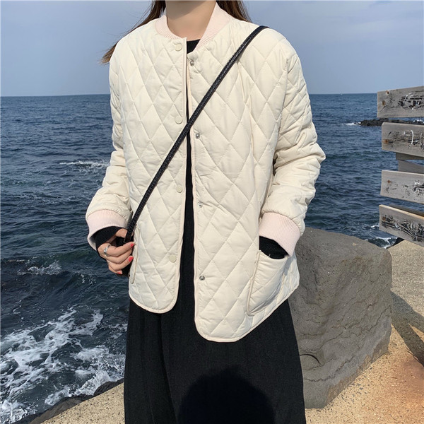 Vékony tavaszi-őszi kabát fehér és fekete színben, gombokkal