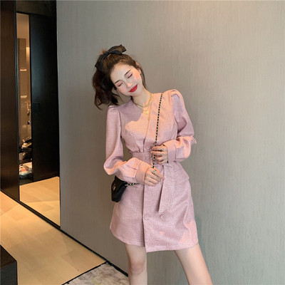 Női testhezálló ruha övvel és gombokkal bézs és rózsaszín színben