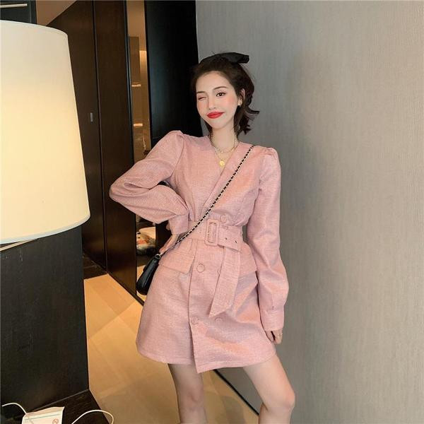 Női testhezálló ruha övvel és gombokkal bézs és rózsaszín színben