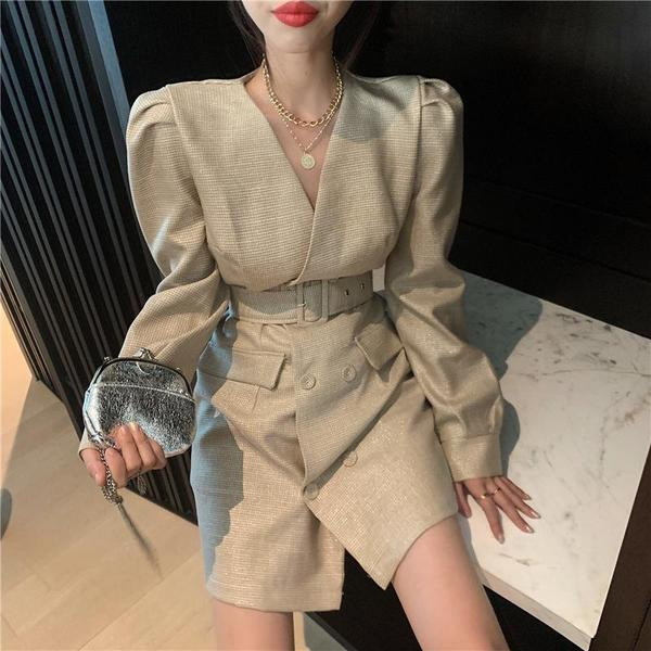 Női testhezálló ruha övvel és gombokkal bézs és rózsaszín színben