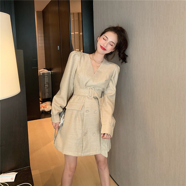 Női testhezálló ruha övvel és gombokkal bézs és rózsaszín színben