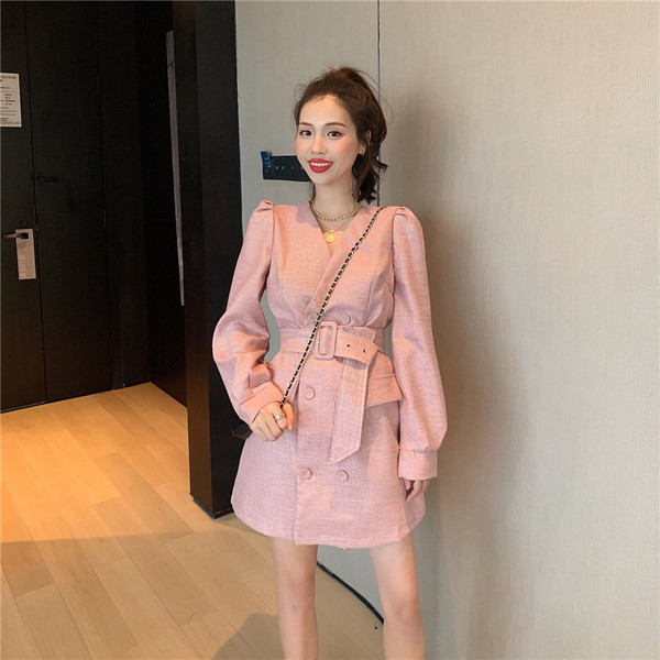 Női testhezálló ruha övvel és gombokkal bézs és rózsaszín színben