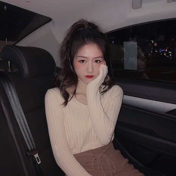 Γυναικεία μπλούζα με λαιμόκοψη σε πολλά χρώματα