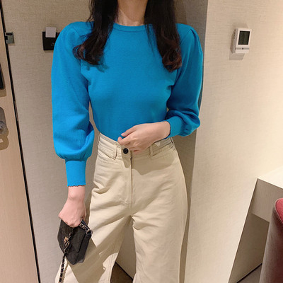 Vékony kötésből készült, puffos ujjú női pulóver