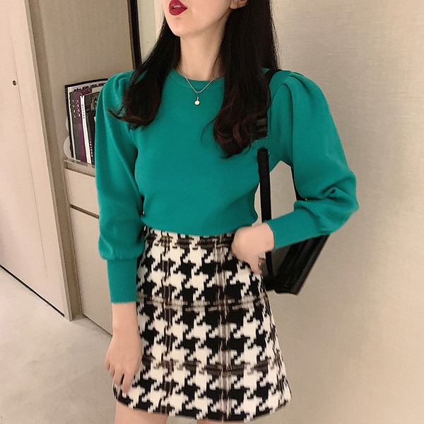 Vékony kötésből készült, puffos ujjú női pulóver