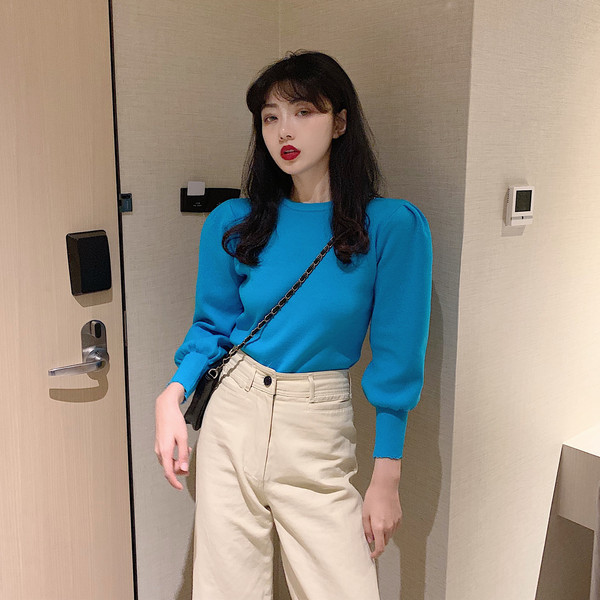 Vékony kötésből készült, puffos ujjú női pulóver