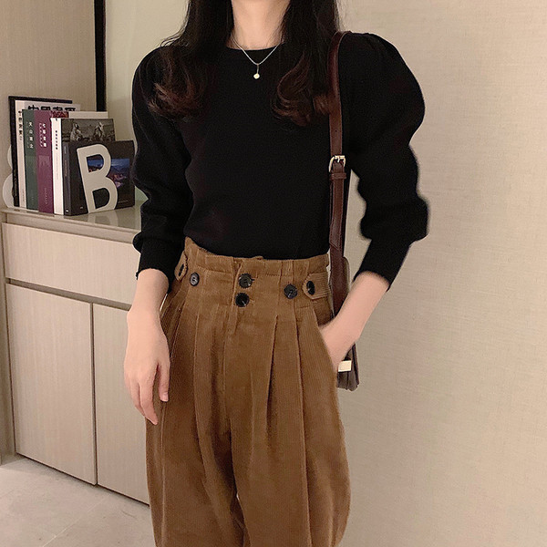 Vékony kötésből készült, puffos ujjú női pulóver