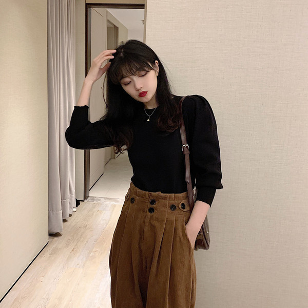 Vékony kötésből készült, puffos ujjú női pulóver