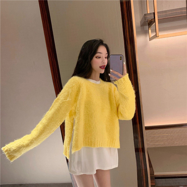 Női széles pulóver sárga hasítékokkal