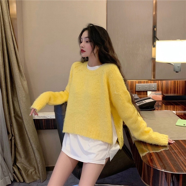 Női széles pulóver sárga hasítékokkal