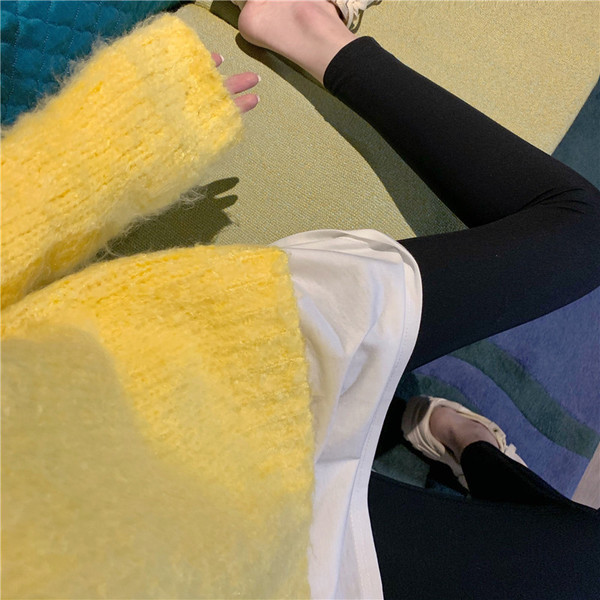 Női széles pulóver sárga hasítékokkal