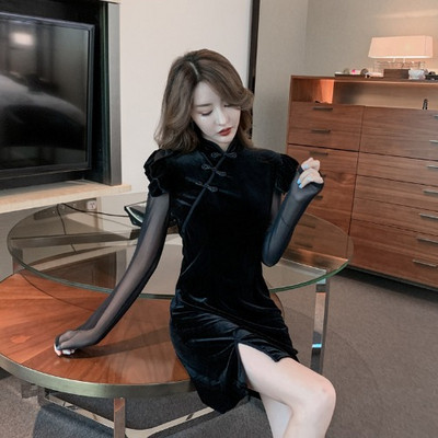 Modern női ruha fekete bársonyból, tüll ujjakkal