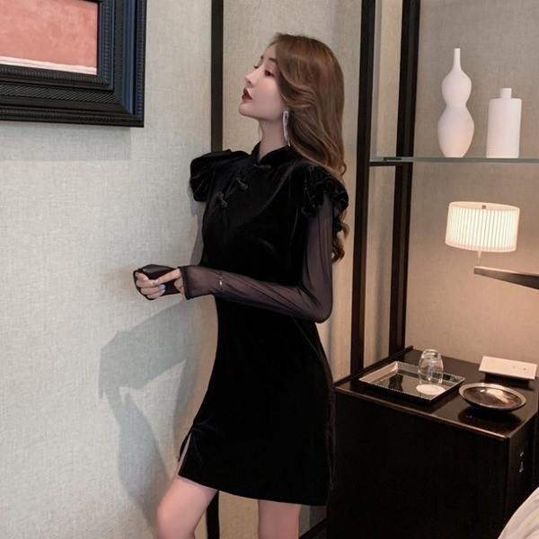 Modern női ruha fekete bársonyból, tüll ujjakkal