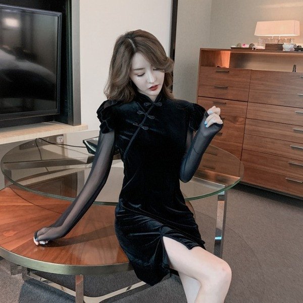 Modern női ruha fekete bársonyból, tüll ujjakkal