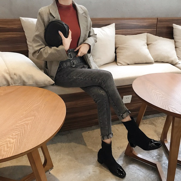 Női farmer magas derékkal és csatokkal - testhezálló modell