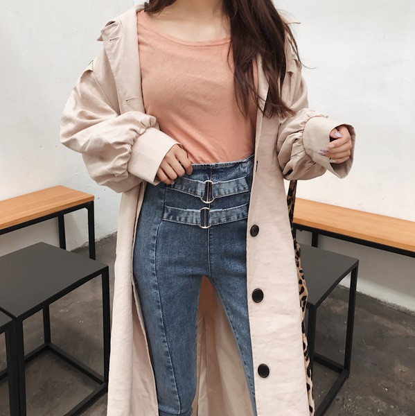 Női farmer magas derékkal és csatokkal - testhezálló modell