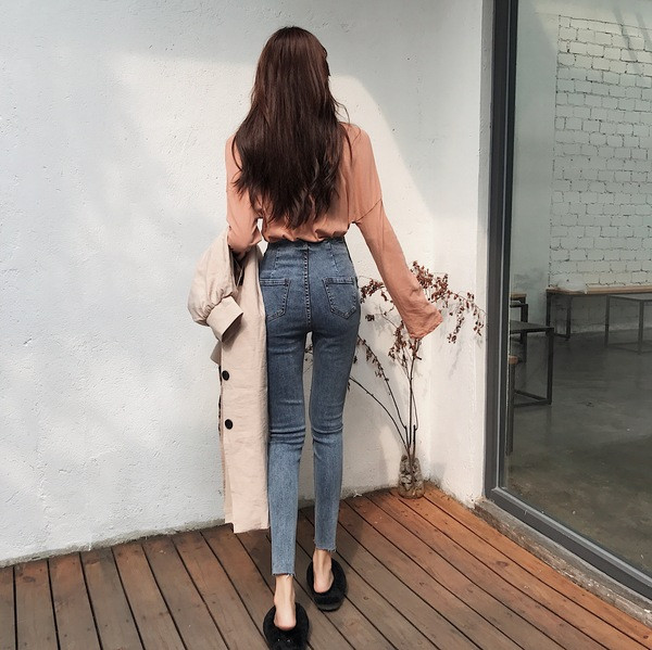 Női farmer magas derékkal és csatokkal - testhezálló modell