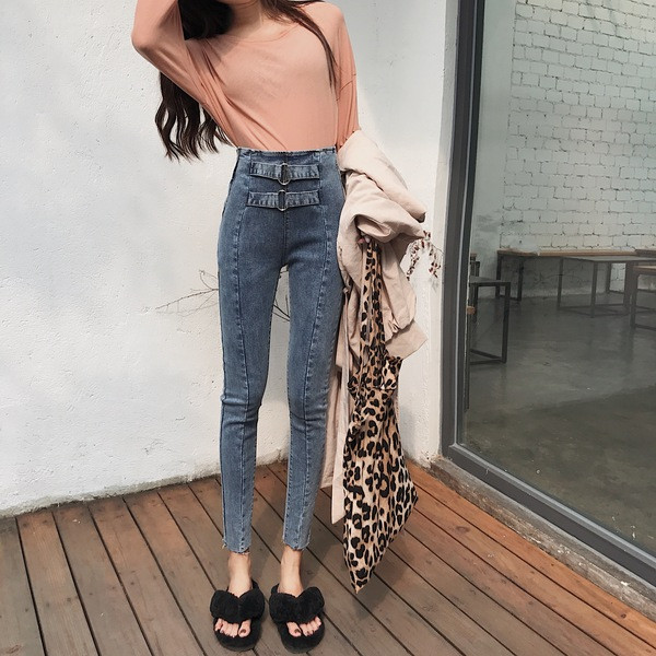 Női farmer magas derékkal és csatokkal - testhezálló modell