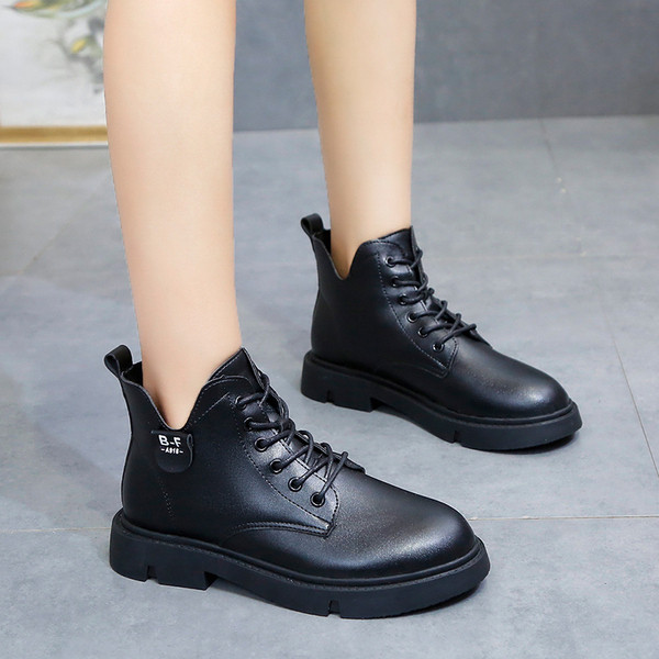 Modern női csizma eco bőrből készült fűzős fehér és fekete színben