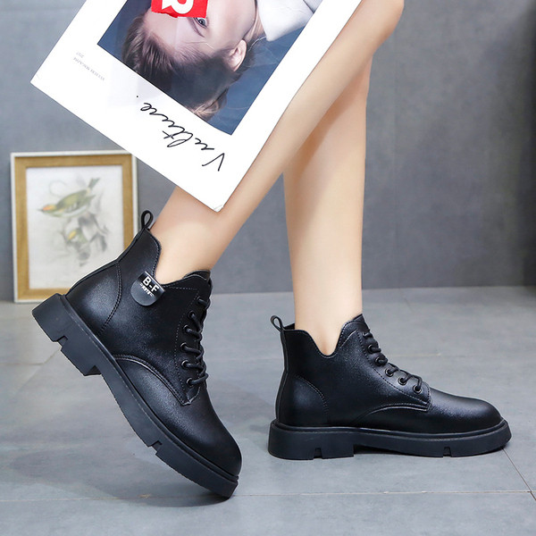 Modern női csizma eco bőrből készült fűzős fehér és fekete színben