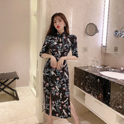 Modern női ruha 3/4-es ujjal, színes mintával