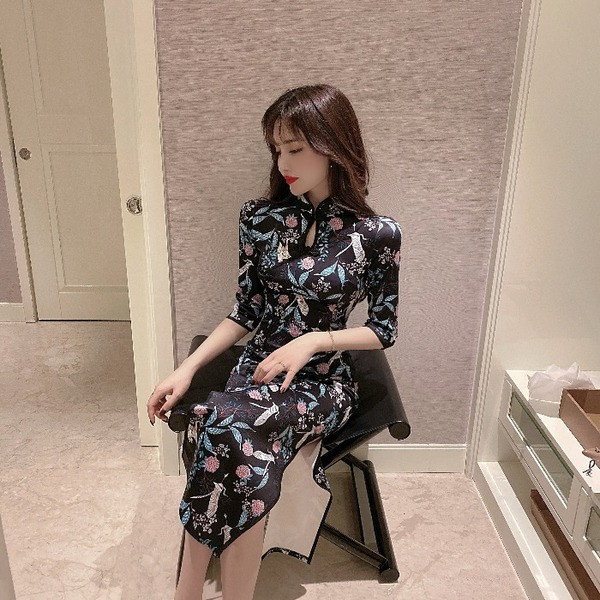 Modern női ruha 3/4-es ujjal, színes mintával