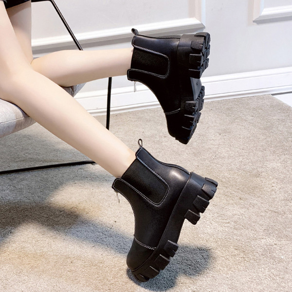 Női bőrcsizma vastag és durva talppal, fekete színben - két modell