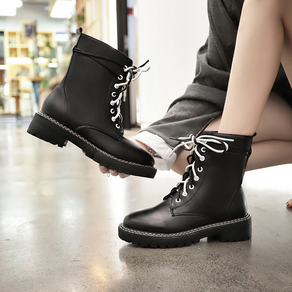 Színes fűzős női bőrcsizma télre is alkalmas fekete színben