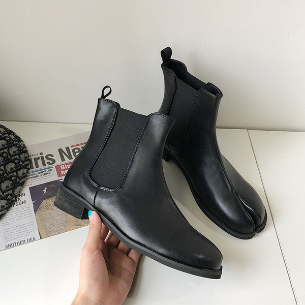 Női bőrcsizma alacsony vastag sarkú-fekete színben