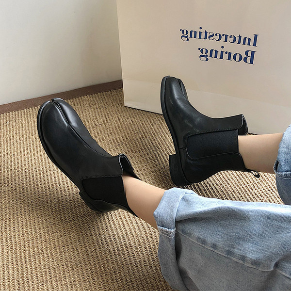 Női bőrcsizma alacsony vastag sarkú-fekete színben