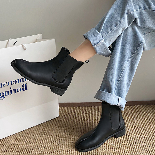 Női bőrcsizma alacsony vastag sarkú-fekete színben