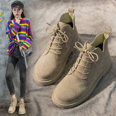 Fekete és bézs színű, lapos talpú női alkalmi csizma