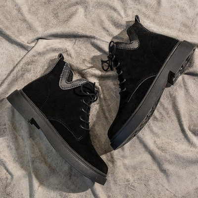 Fekete és bézs színű, lapos talpú női alkalmi csizma