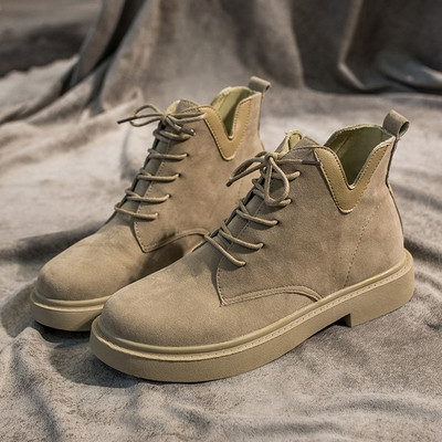 Fekete és bézs színű, lapos talpú női alkalmi csizma