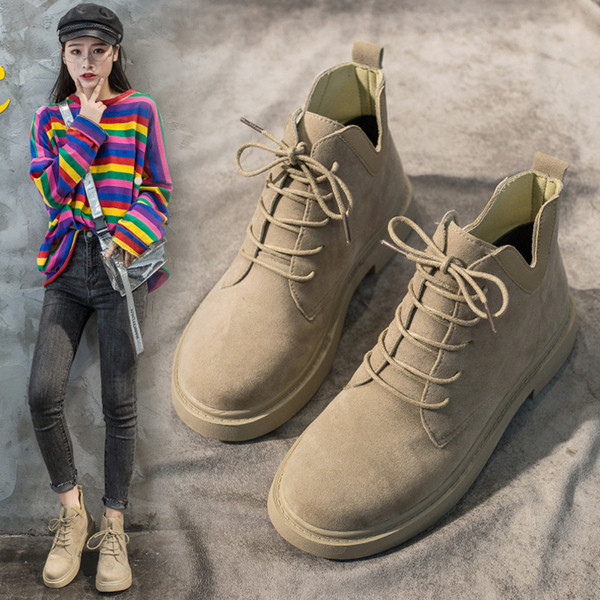 Fekete és bézs színű, lapos talpú női alkalmi csizma