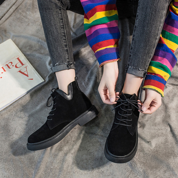 Fekete és bézs színű, lapos talpú női alkalmi csizma